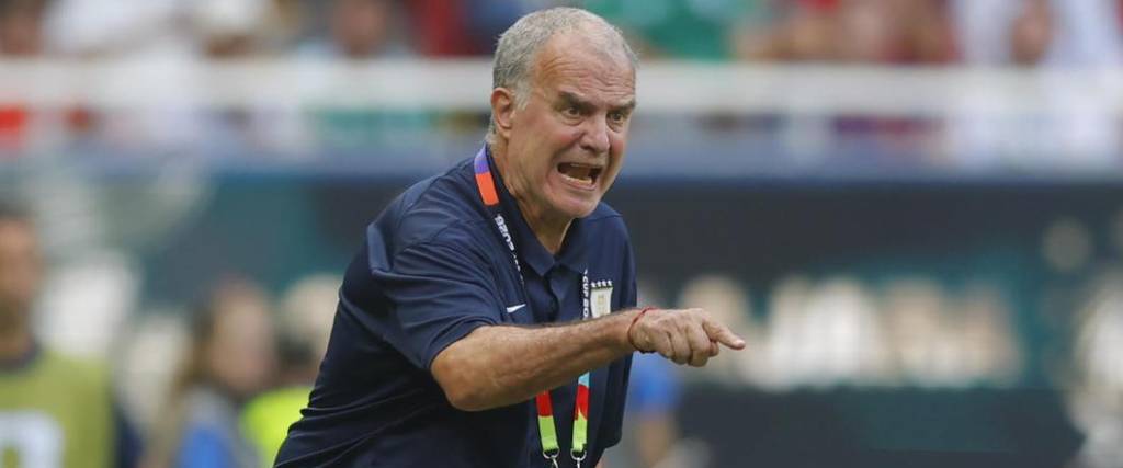 Bielsa dejó el cargo de DT de Uruguay y asumió la responsabilidad por el fracaso mundialista.