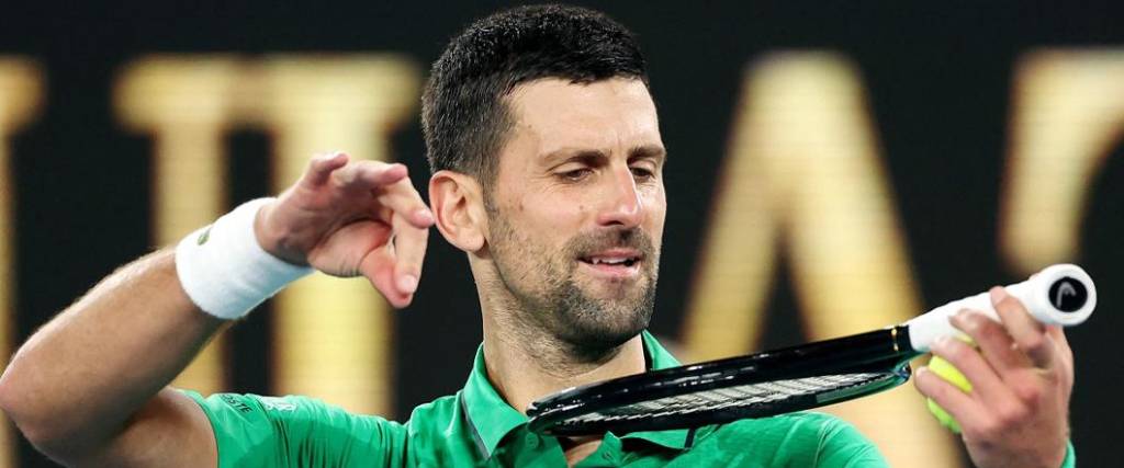 El tenista serbio avanzó a cuartos de final sin jugar tras la lesión del checo Jakub Mensik.