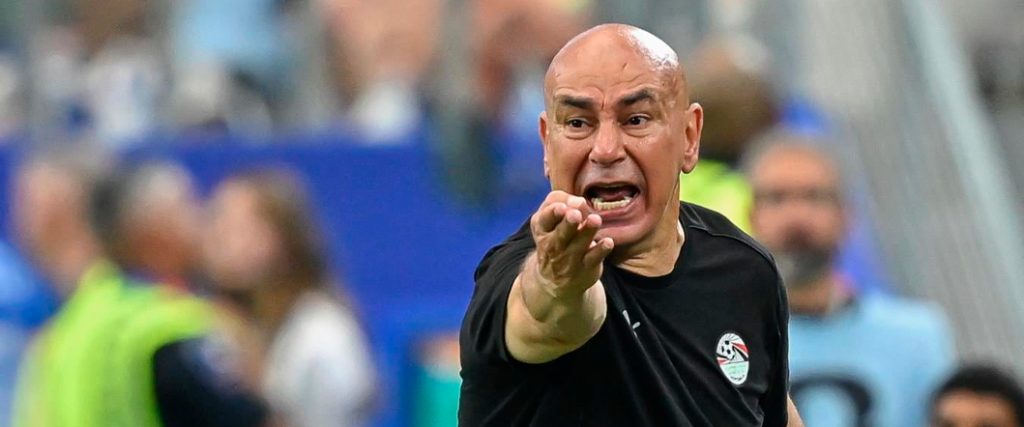  Hossam Hassan criticó la decisión del VAR de no revisar la acción en el tercer gol de Argentina.