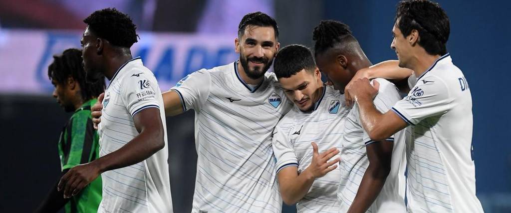 El equipo de la capital obtuvo una victoria por goleada para seguir liderando el torneo de la Serie A.