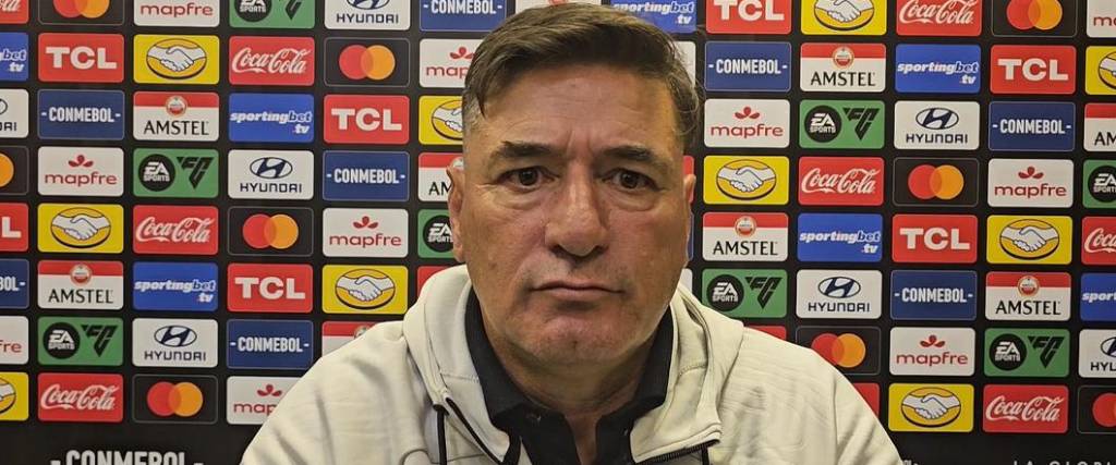 El técnico argentino fue presentado este lunes como nuevo entrenador del conjunto millonario en El Alto.
