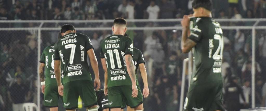 Los jugadores de Oriente Petrolero fueron ‘apretados’ por los barras del equipo tras la derrota ante Blooming.