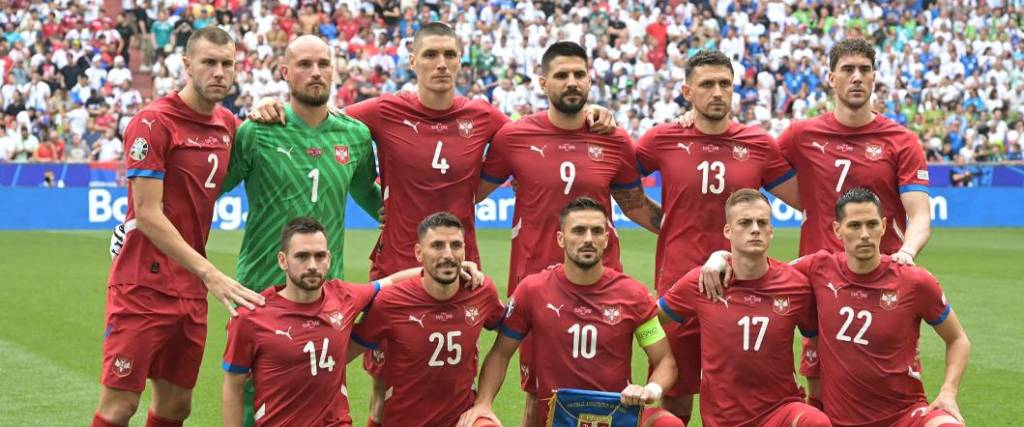 El equipo serbio podría dejar la Eurocopa a raíz de los cánticos hostiles y racistas contra su nación.