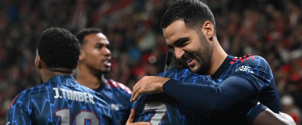 El español Mikel Merino marcó dos goles en la victoria del equipo londinense ante Slavia Praga.