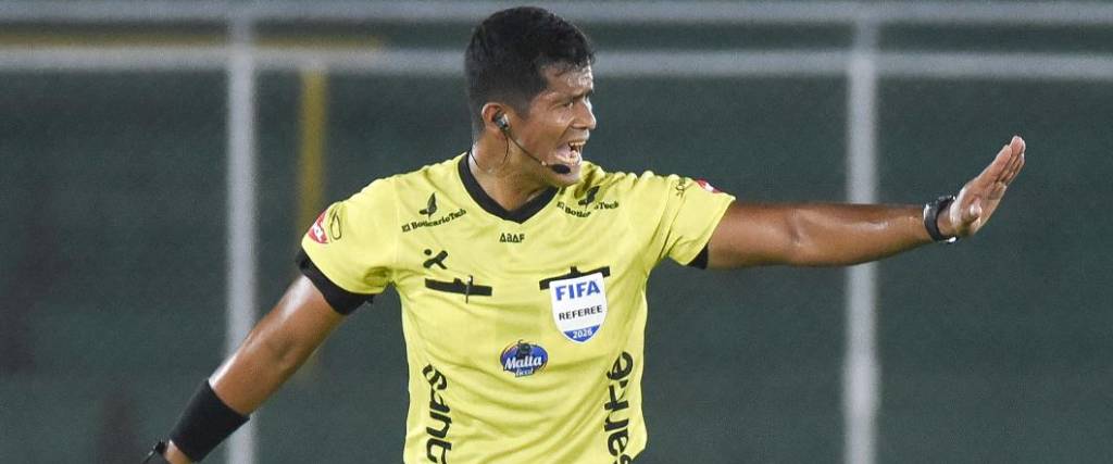 El cruceño Ivo Méndez es uno de los árbitros que con insignia FIFA que quedó fueron de la Copa del Mundo.