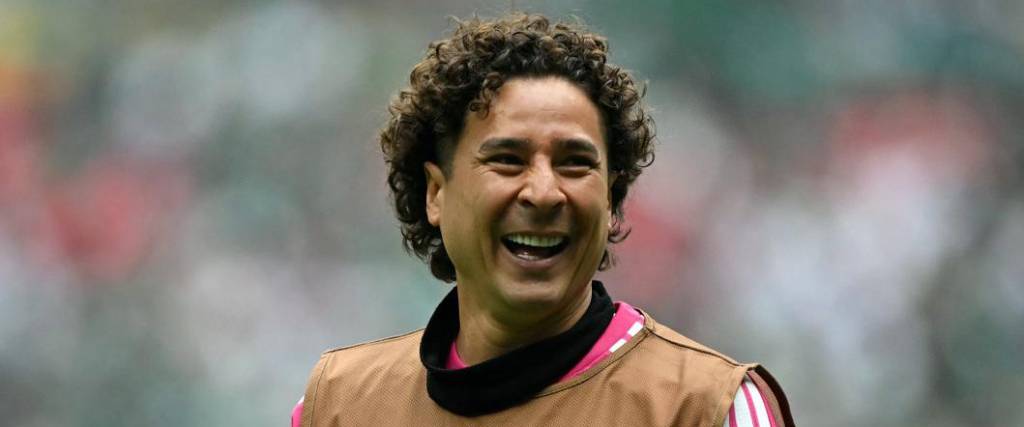 El portero mexicano, de 40 años, hizo historia al convertirse en el primer futbolista en disputar seis mundiales.