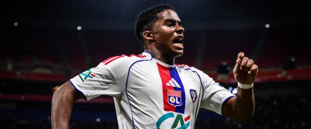 El delantero brasileño marcó uno de los goles en la victoria del Lyon para avanzar a cuartos en la Copa.