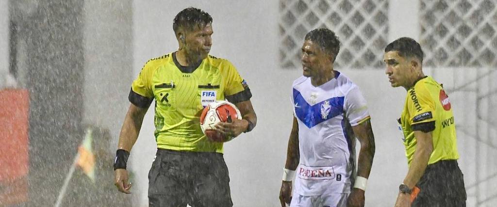 El árbitro Dilio Rodríguez decidió postergar el compromiso en Oruro para este jueves por la mañana.