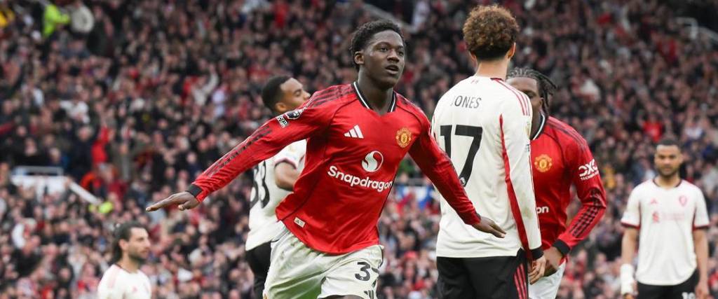 Kobbie Mainoo marcó el tercer tanto del United para darle la victoria a su equipo en el duelo ante Liverpool