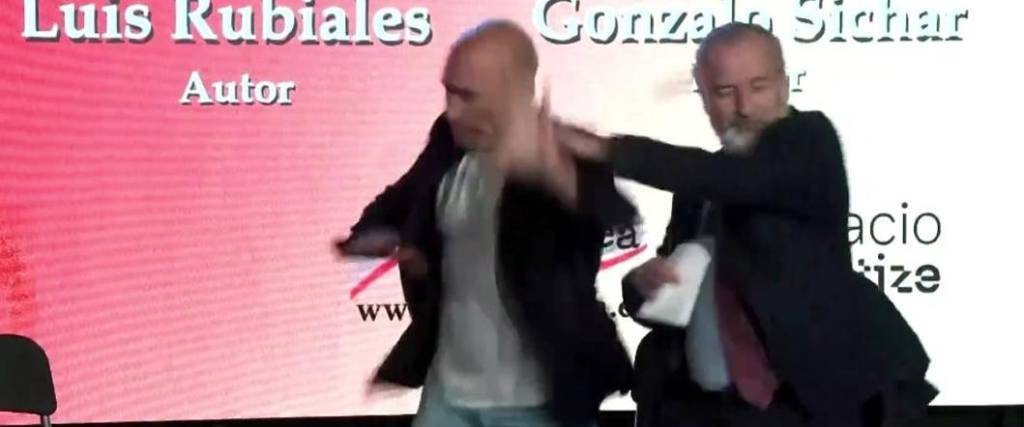 El expresidente de la Federación Española de Fútbol fue agredido por una persona que le lanzó huevos.