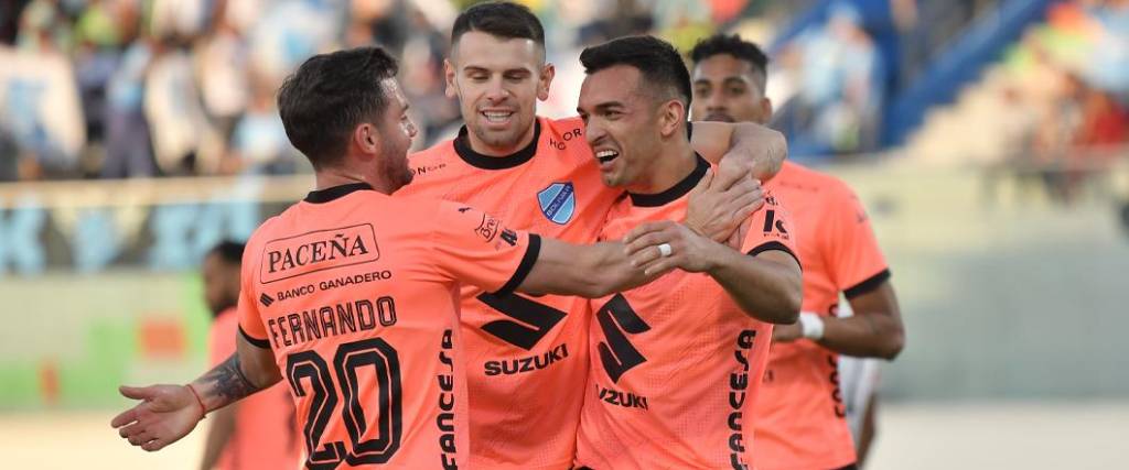 El paraguayo Alfio Oviedo anotó el tanto de la victoria para Bolívar, que lidera el torneo con 27 puntos.