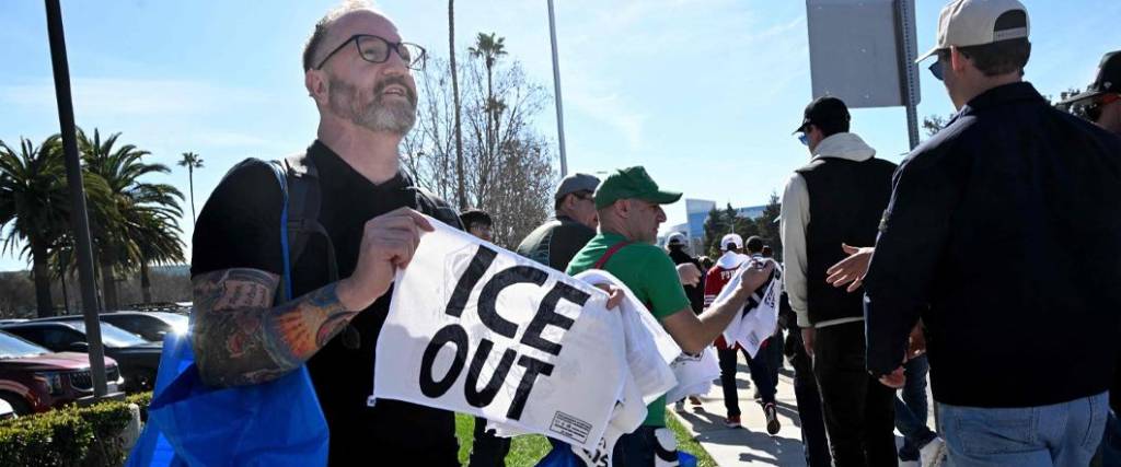Los activistas del grupo ‘Contra’ repartieron toallas con la frase “Fuera ICE” en la previa al Super Bowl.