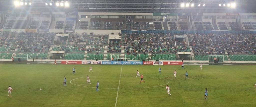 La Gobernación decidió suspender temporalmente los partidos de fútbol en horario nocturno.