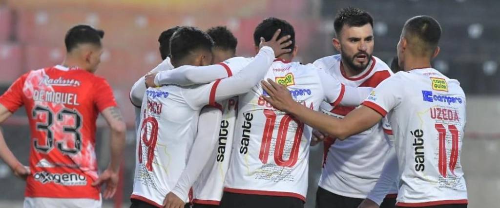 El conjunto alteño logró una victoria por 1-0 en condición de local para seguir liderando el torneo.