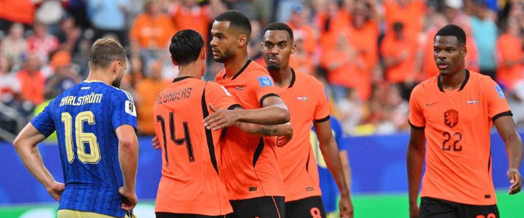 El equipo de Koeman logró una victoria por 5-1 ante Suecia para conseguir su primer triunfo en el Mundial.