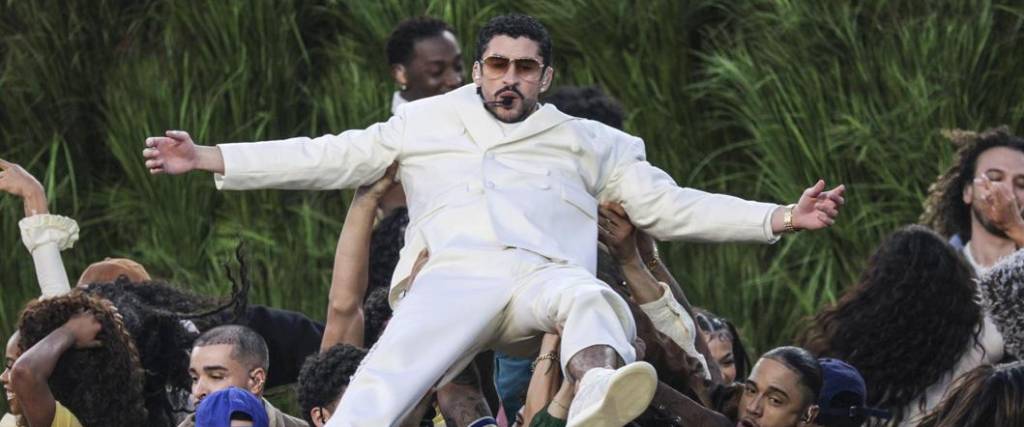 El cantante puertorriqueño rindió homenaje a la cultura latina en su presentación durante el Super Bowl