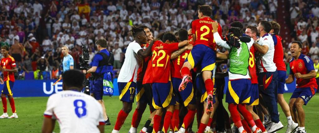 Los jugadores de la Roja celebraron el pase a la final tras vencer a Francia por 2-1 en la semifinal en Múnich.