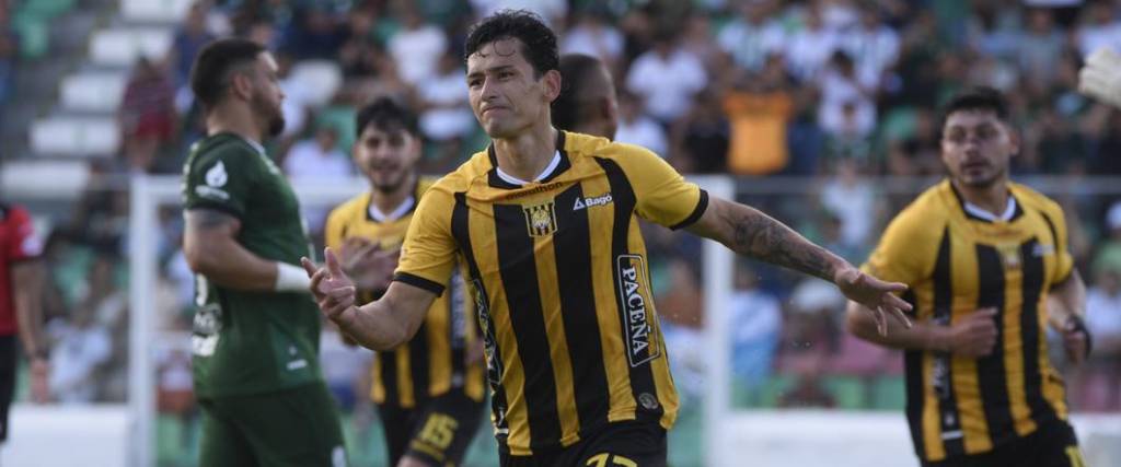 El delantero Víctor Ábrego marcó el segundo tanto del conjunto aurinegro ante Oriente Petrolero.