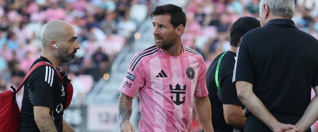 El astro argentino salió lesionado en el compromiso anterior y no estará en el duelo ante Pumas de México.