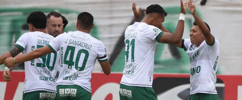 El equipo albiverde se quedó con la victoria gracias los goles de Abastoflor y Álvarez.