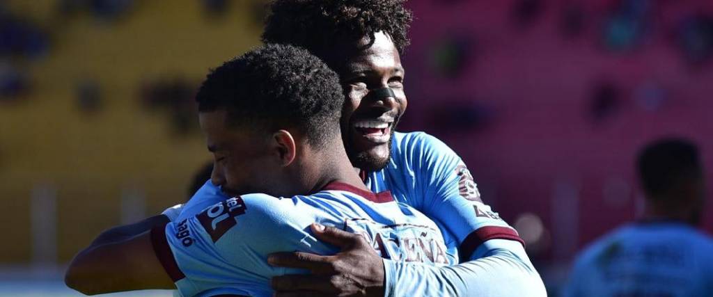 Dairon Asprilla felicita a Romero por el tanto convertido para la victoria de la academia paceña en Potosí.