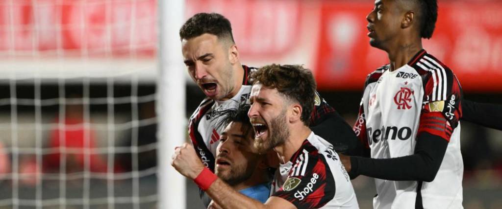 El portero Agustín Rossi atajó dos penales claves para que Flamengo avance a semifinales de la Copa.