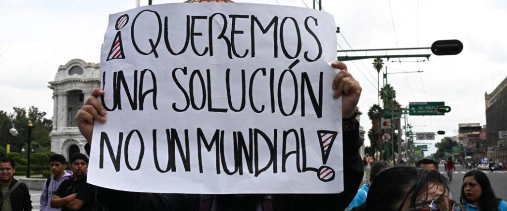 Las protestas y manifestaciones en México causan un ‘dolor de cabeza’ al Gobierno en la previa al Mundial.