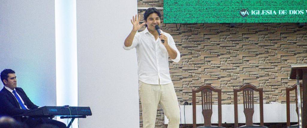 Marcelo Martins estuvo presente en una iglesia de Santa Cruz dando su testimonio de superación en el fútbol