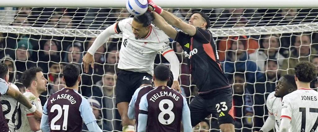 El líder de la Premier League sufrió para evitar la derrota ante Aston Villa, logrando un empate de visitante.