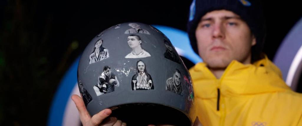 El ucraniano Heraskevich usa un casco con imágenes de personas víctimas por la guerra con Rusia.