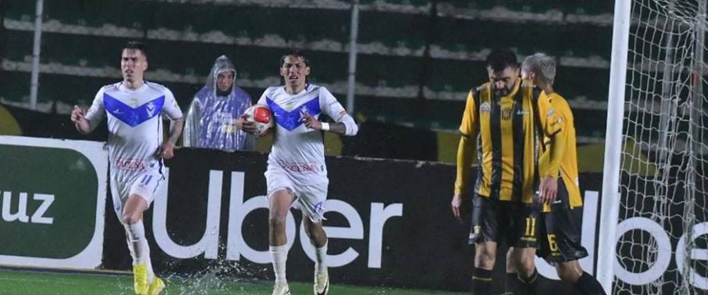 El encuentro se juega en el estadio Hernando Siles