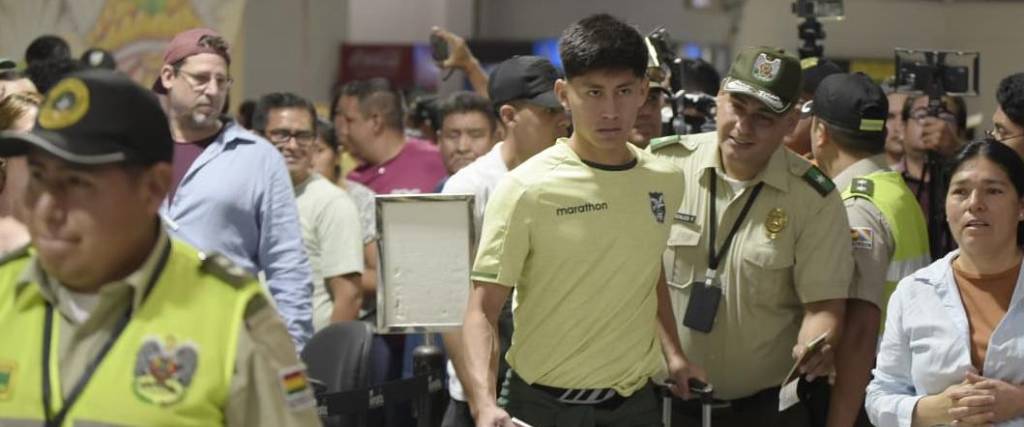 Miguelito fue el jugador más solicitado de la selección boliviana por los hinchas en el aeropuerto Viru Viru.