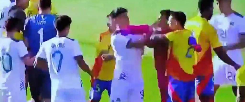 Momento de la agresión entre el portero Camilo Vargas y el delantero César Menacho en el duelo amistoso.