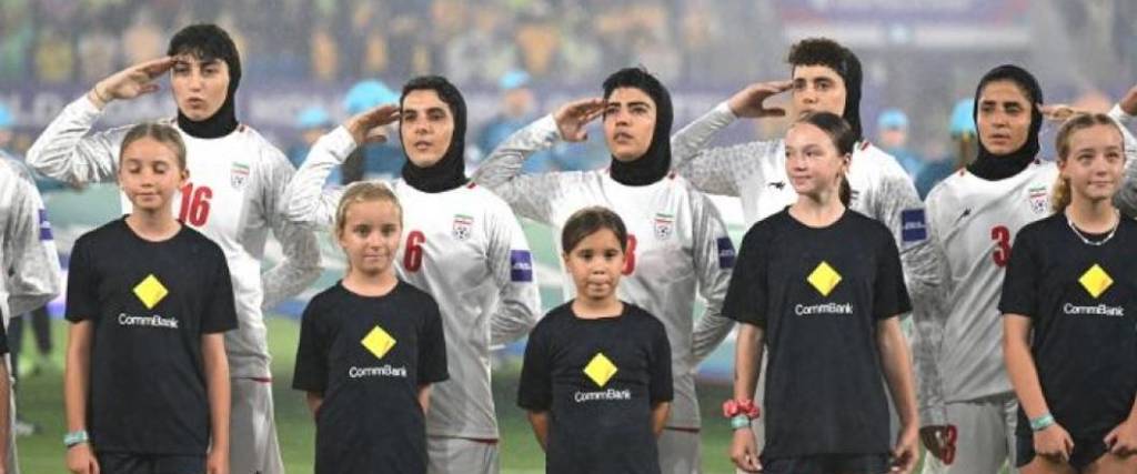 La selección femenina de Irán se negó a cantar el himno de su país durante la Copa Asiática en Australia.
