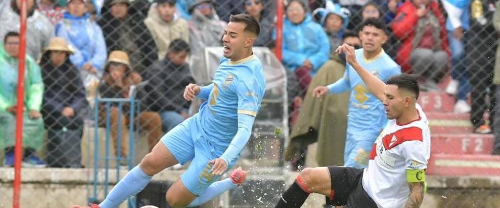 Robson Matheus es derribado por Héctor Cuéllar. El volante de Bolívar marcó un gol, que fue anulado.