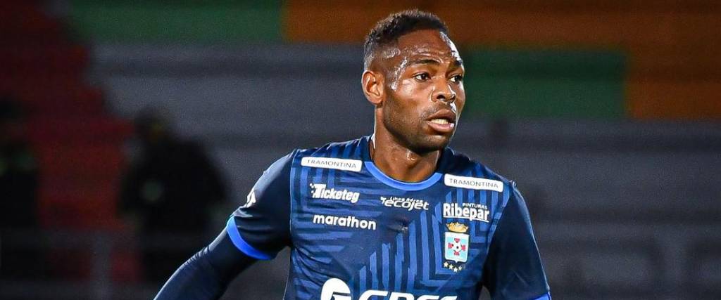 El defensor Marc Enoumba fue víctima de insultos racistas durante el clásico cruceño contra Oriente.