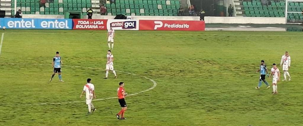 Así lució la cancha del estadio Tahuichi durante el partido entre Blooming y Nacional Potosí.