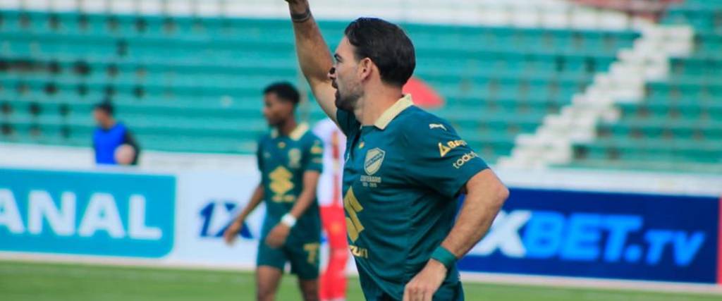 El uruguayo Martín Cauteruccio marcó el primer tanto del compromiso para la academia paceña.