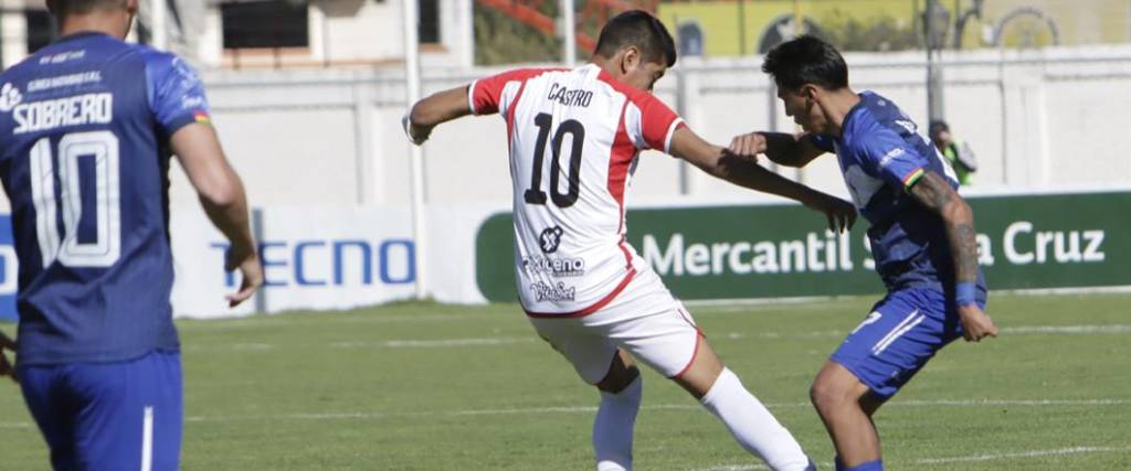 Castro disputa el balón ante uno de los jugadores del cuadro orureño, en el duelo que se disputó en Quillacollo.