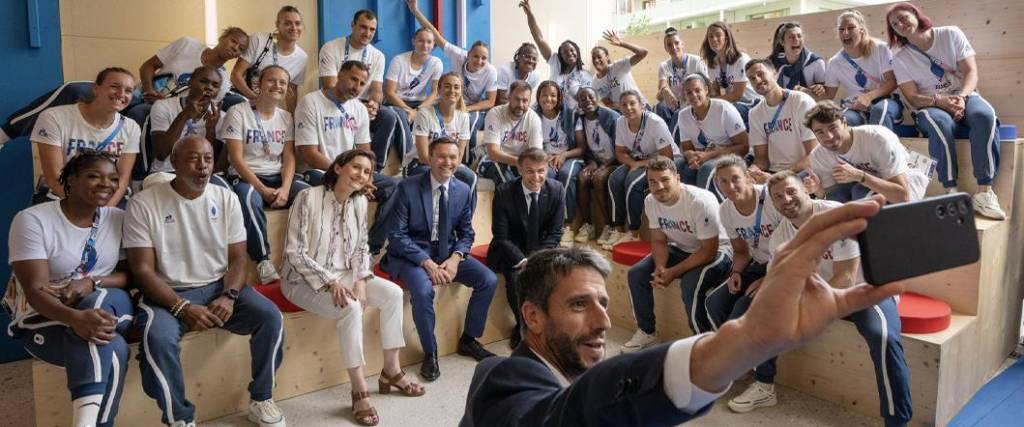 El presidente Macron visitó al equipo francés antes de disputar las diferentes disciplinas en los Juegos.