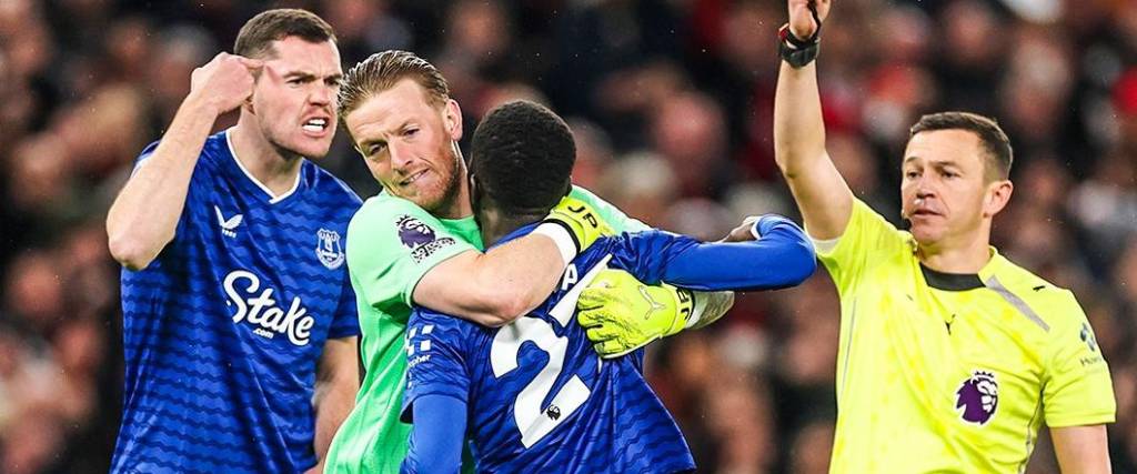 El senegalés Idrissa Gueye fue expulsado por agredir a su propio compañero en el duelo ante el United.