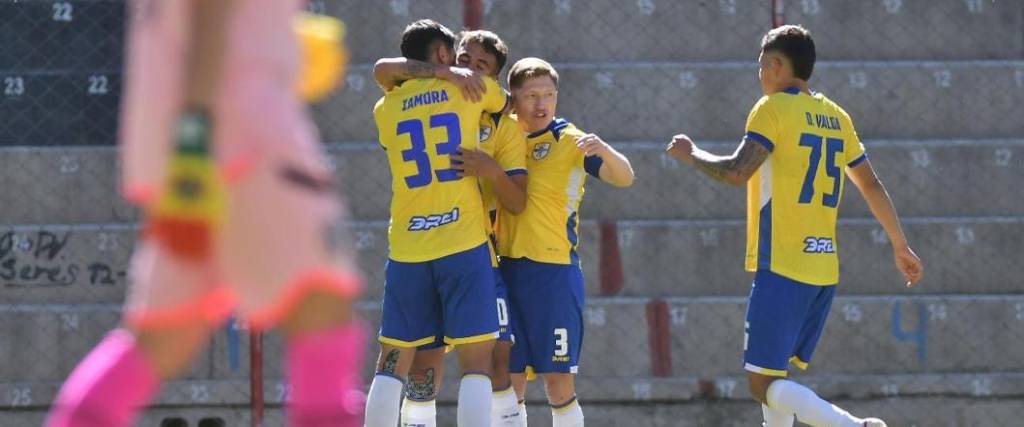 El equipo amarillo logró una victoria por goleada en el partido que marcó la apertura de la jornada 13.