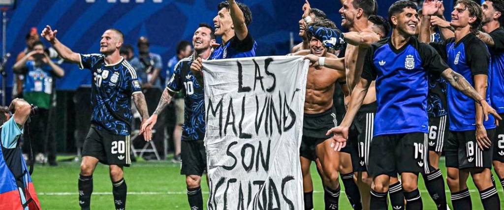 Los jugadores de Argentina se exponen a una sanción de FIFA tras desplegar la bandera sobre las Malvinas.