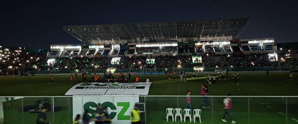 Así lucía el estadio Tahuichi tras el apagón de las luminarias en el partido entre Oriente y GV San José.