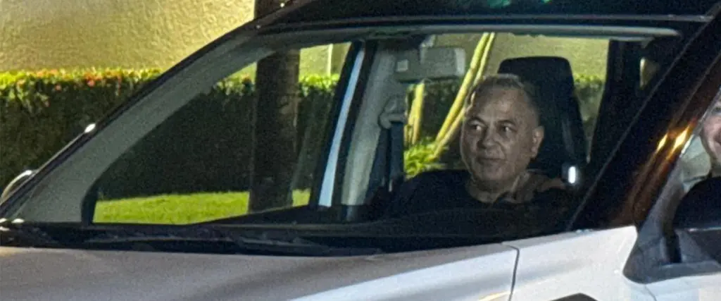 El presidente de la FBF, Fernando Costa, tras retirarse de la reunión en casa del gobernador Luis Fernando Camacho.