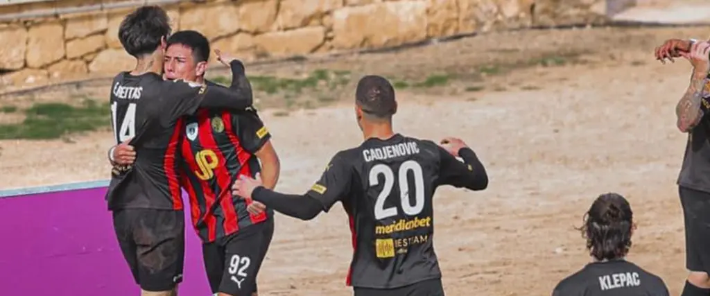 El boliviano César Menacho (92) festejando su gol junto a sus compañeros