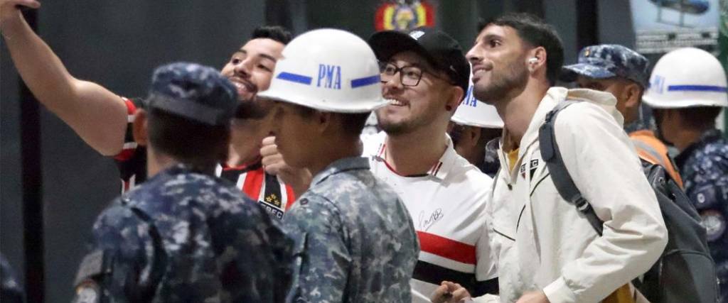 El equipo brasileño llegó este lunes por la noche a Santa Cruz para afrontar el duelo con Bolívar, en La Paz.