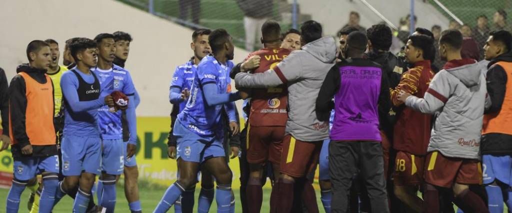 El duelo entre Real Oruro y Blooming terminó con una pelea campal entre ambos equipos.