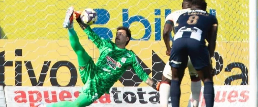 El boliviano Guillermo Viscarra fue clave para Alianza Lima, tapando un penal ante UTC Cajamarca.