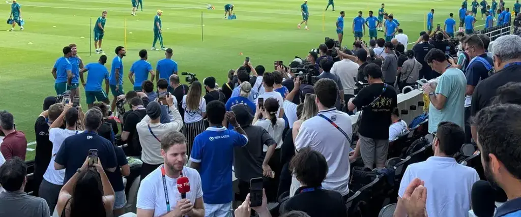 Los periodistas japoneses hicieron la cobertura en el entrenamiento de Brasil en Houston.